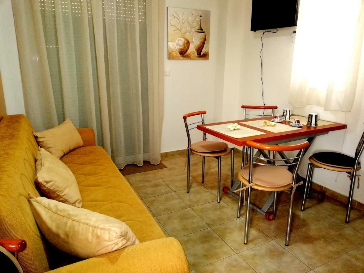 Kalamata Downtown Apartment ภายนอก รูปภาพ